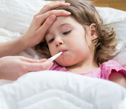 Trẻ thường bị sốt nhẹ, nếu tiến triển nặng có thể sốt hơn 38 độ C