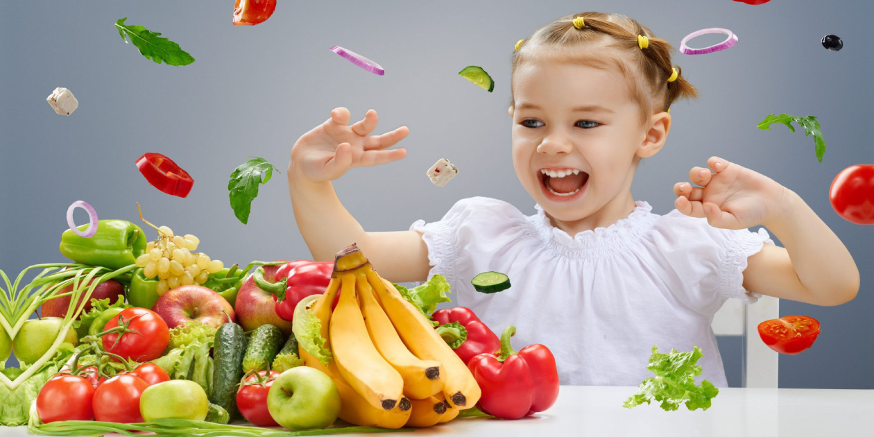 Bổ sung nhiều rau xanh và hoa quả cho trẻ