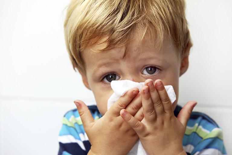 Trẻ nhỏ sức đề kháng yếu rất dễ bị ốm vặt