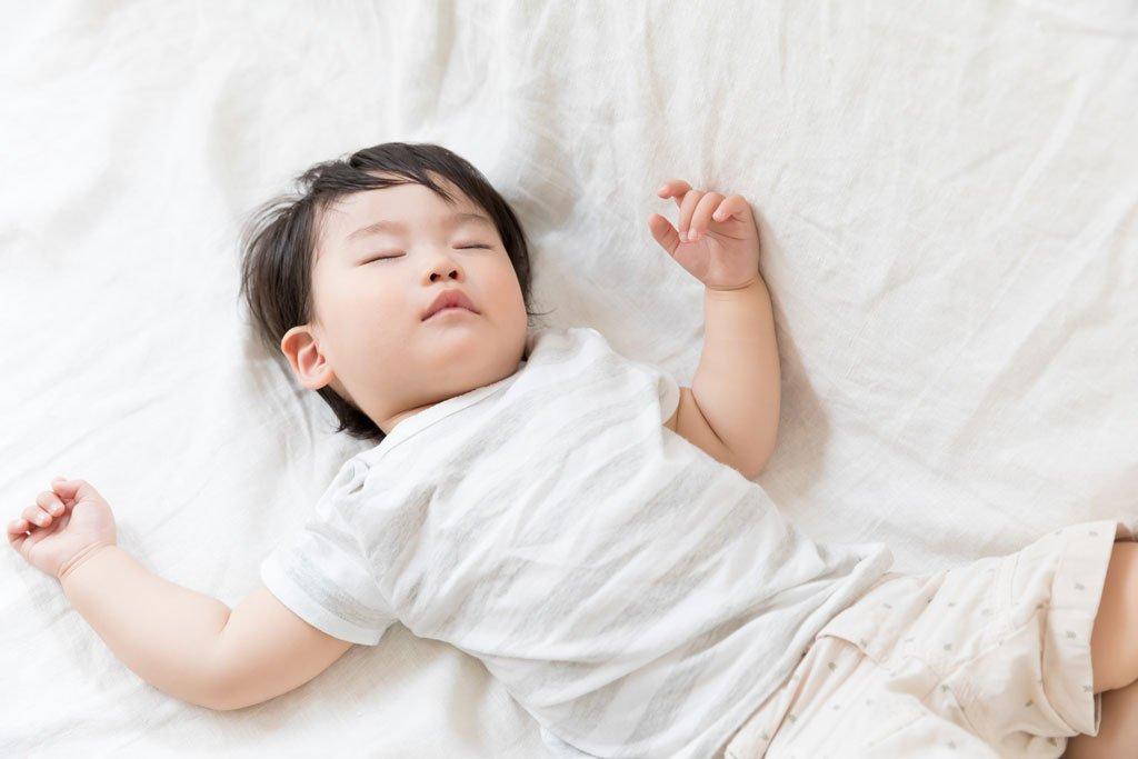 Trẻ em 1 tuổi cần được ngủ đủ giấc mỗi ngày.