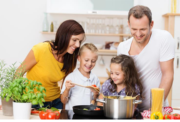 Khuyến khích trẻ nấu ăn cùng cha mẹ
