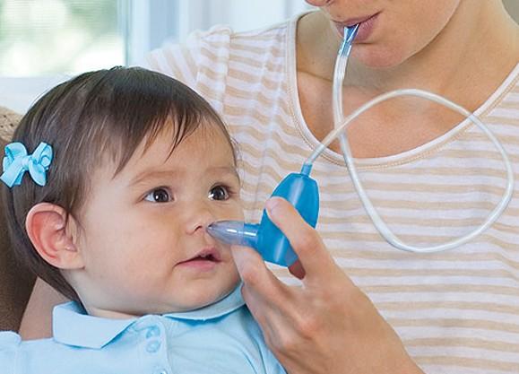 Cha mẹ có thể dùng dụng cụ hút mũi trong trường hợp trẻ có nhiều dịch mũi