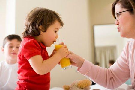 Cha mẹ nên cho bé uống nhiều nước hoa quả