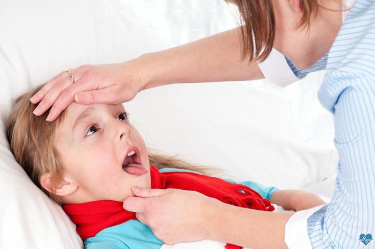 Hướng dẫn cha mẹ cách chăm sóc trẻ bị viêm họng và sốt cao