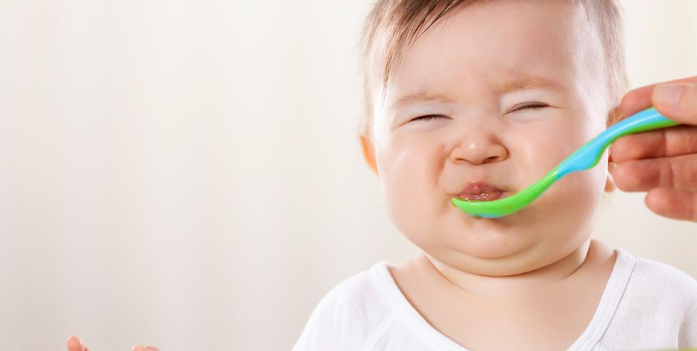 Ngậm thức ăn trong miệng lâu là một biểu hiện của việc trẻ lười ăn dặm