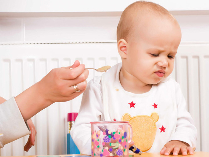 Vừa ăn vừa chơi đồ chơi khiến trẻ không tập trung vào bữa ăn