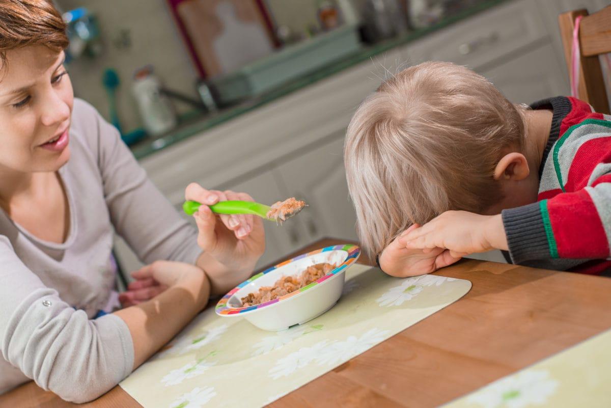 Ép con ăn- Sai lầm khiến tình trạng trẻ biếng ăn trầm trọng thêm