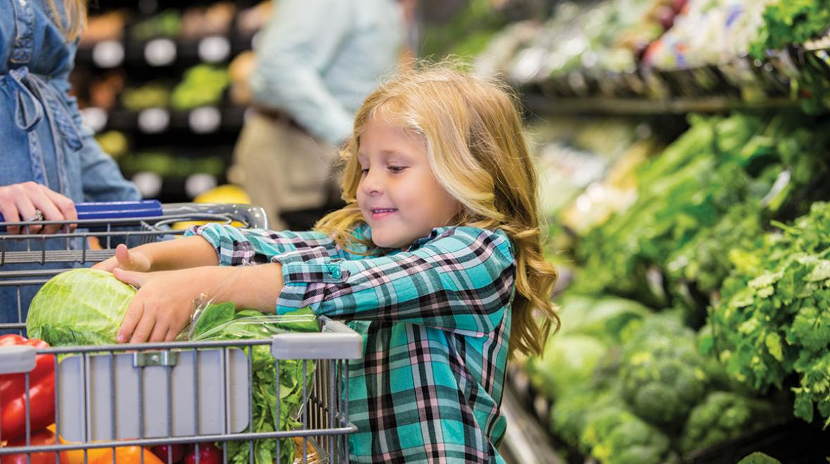 Khuyến khích trẻ đi chợ cùng mẹ để chúng có hứng thú hơn với bữa ăn