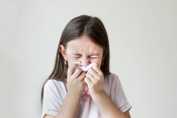 Ngoài triệu chứng ho, bé gặp hội chứng chảy dịch mũi sau còn có thể bị hắt hơi, sổ mũi…