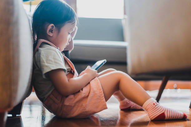 Trẻ xem điện thoại trong thời gian dài dễ bị tự kỷ
