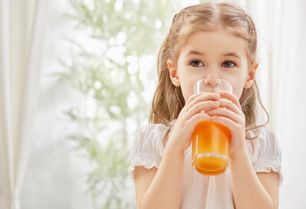 Bữa phụ của trẻ nên cho con uống sữa hoặc nước trái cây