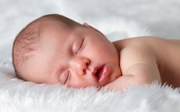 Ngủ đủ giấc giúp bé phòng ngừa viêm phế quản