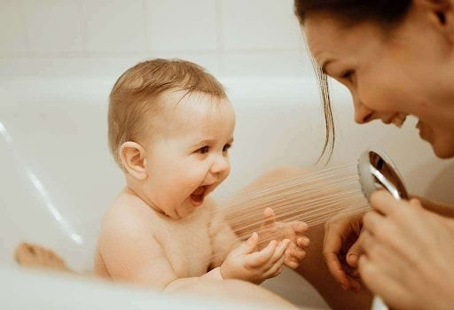 Trẻ bị viêm phế quản có nên tắm?