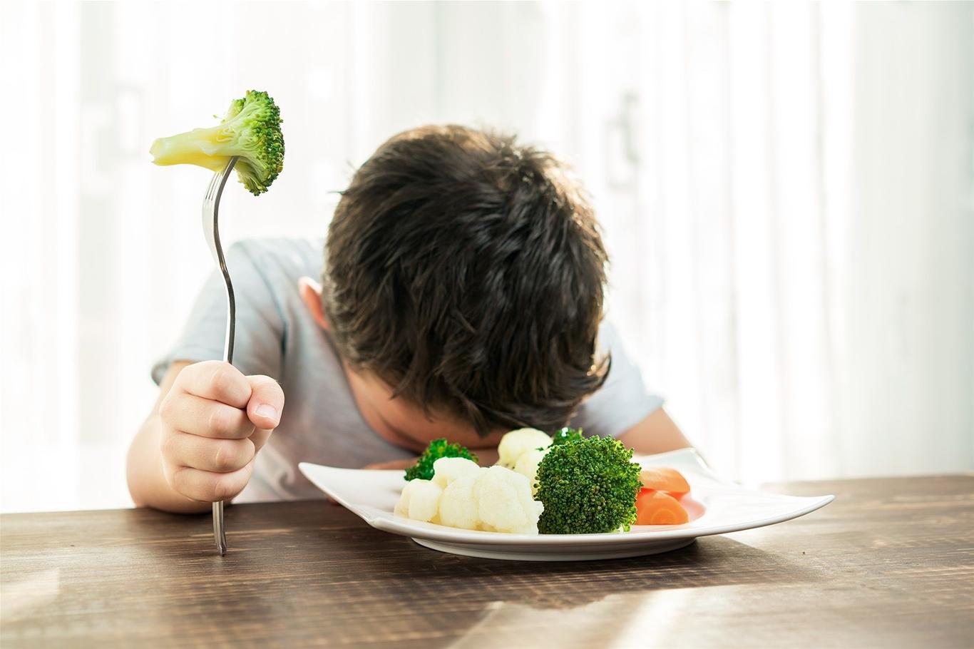 Trẻ lười ăn rau phải làm sao? Ép con ăn rau có phải là giải pháp tối ưu?