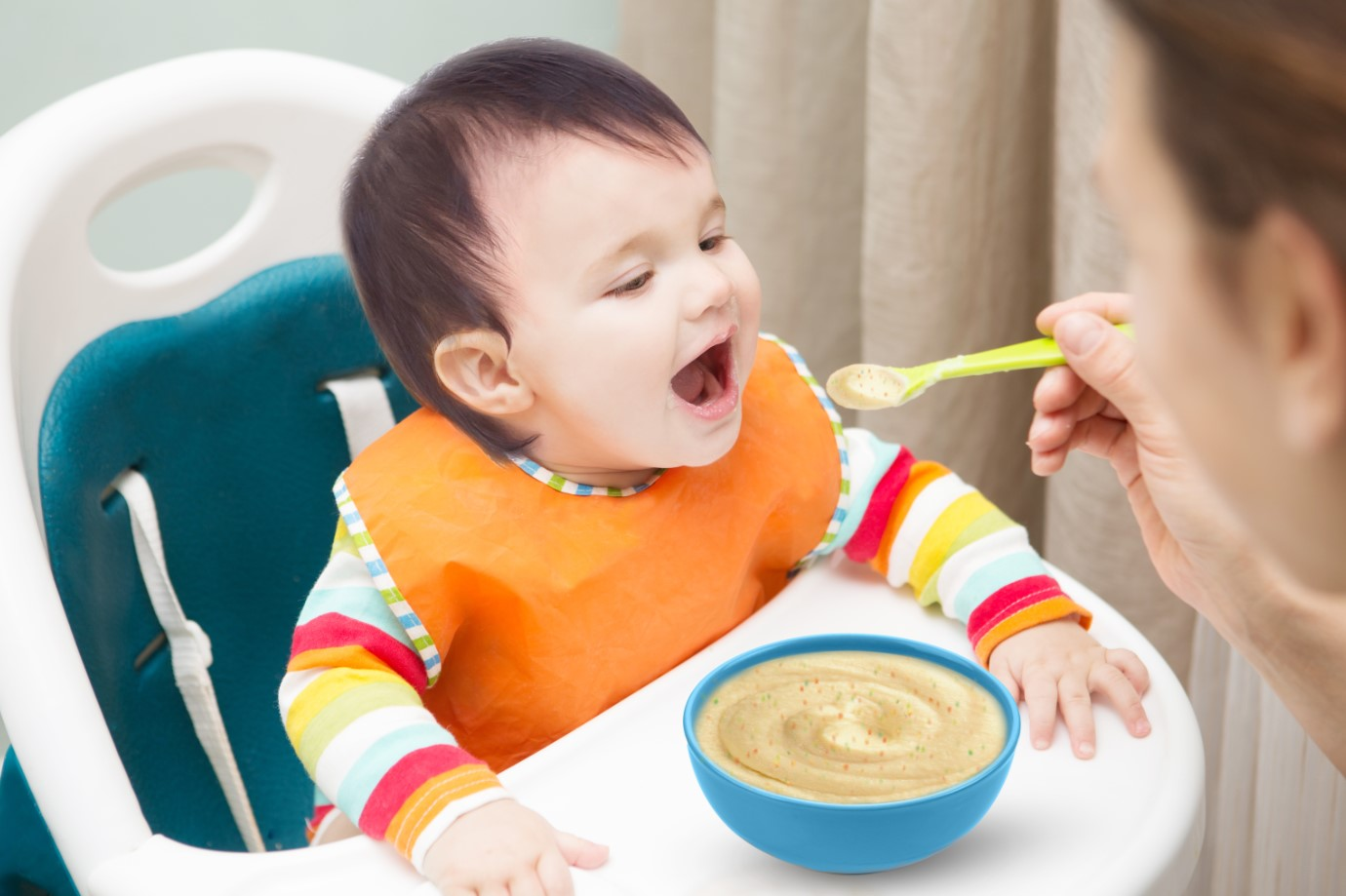 Tập cho trẻ thói quen tập trung vào bữa ăn