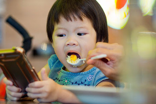 Trẻ không tập trung vào bữa ăn sẽ dẫn đến tình trạng ngậm thức ăn trong miệng quá lâu