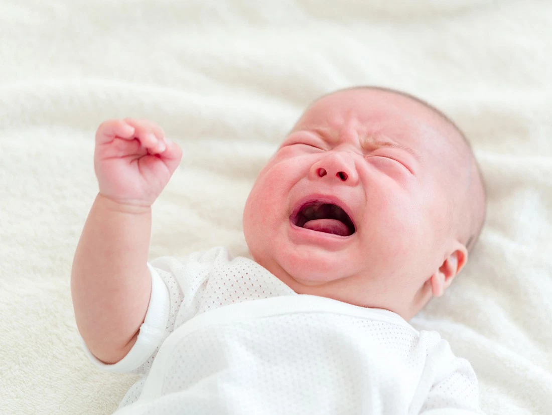 Trẻ nhỏ khi bị tiêu chảy thường mệt mỏi, quấy khóc