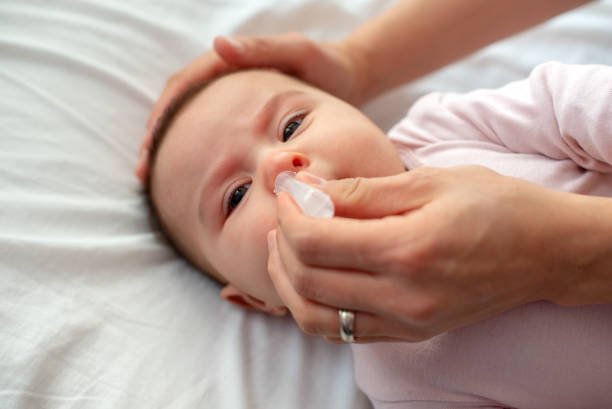  Cha mẹ nên vệ sinh mũi cho trẻ thường xuyên bằng nước muối sinh lý