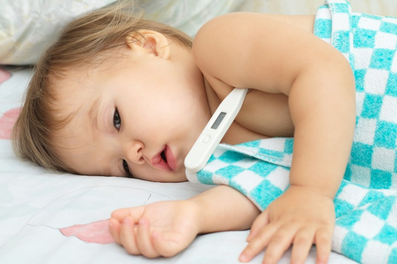 Dùng thuốc hạ sốt cho trẻ, cha mẹ cần lưu ý gì?