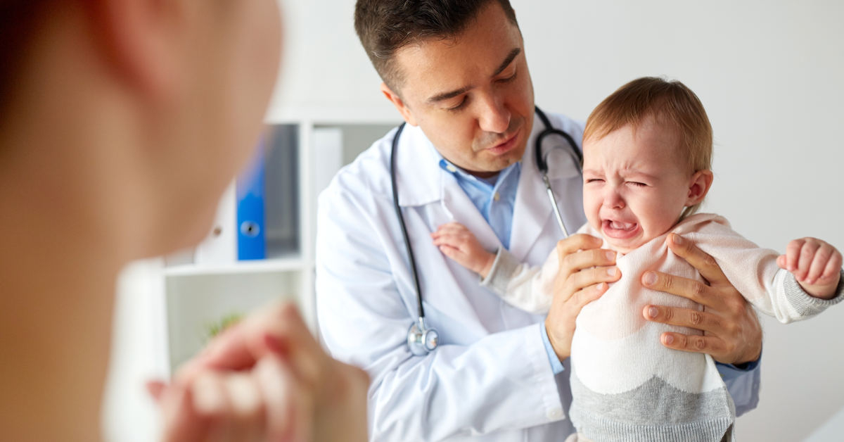 Nếu trẻ sốt cao quá 3 ngày thì cha mẹ cần đưa bé đến gặp bác sĩ ngay lập tức