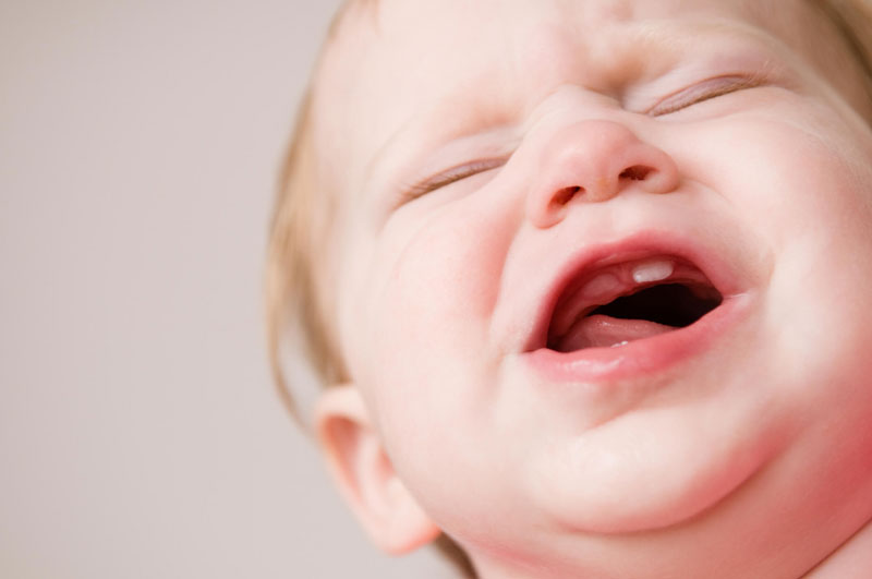 Trẻ nhỏ có thể bị sốt do mọc răng