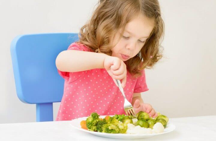 Cha mẹ nên tăng cường bổ sung nhiều chất xơ trong chế độ ăn hàng ngày cho bé