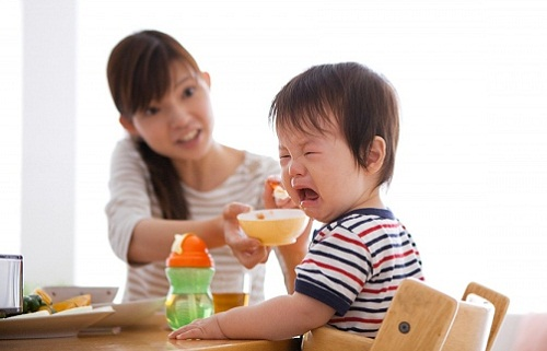 Quát nạt, tạo áp lực ép bé ăn sẽ tạo tâm lý tiêu cực cho bé