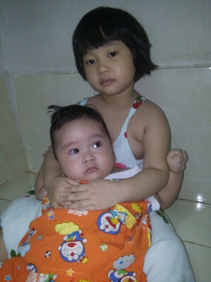 Bé Nguyễn Dương Gia Hân (5 tuổi) và em trai Hữu Long (23 tháng)