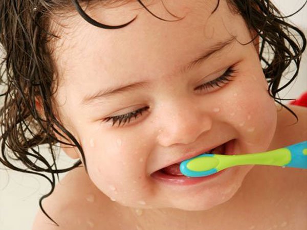 Các thói quen làm hại răng miệng trẻ