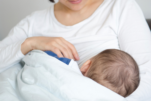 Cho trẻ bú sữa mẹ để tăng sức đề kháng tự nhiên